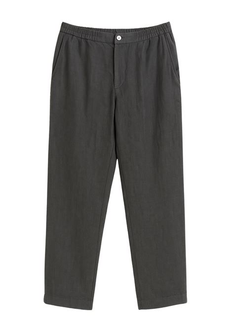 Alpha Studio AU-1482Q 1014 charcoal gray linen pants combine comfort and style with a breathable fabric and elastic waistband with double button closure. Ideal for summer and perfect for a sophisticated yet relaxed look. ALPHA STUDIO |  | AU-1462Q1014